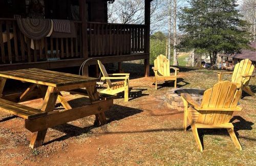Wears Valley House | Windy Ridge-Pet-Friendly Smoky Mountain Cabin with Fishing Access, Fenced Yard & Free Tickets