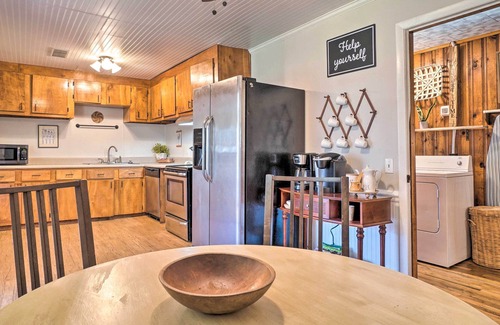 Dahlonega Cottage | Wine Country Retreat w/Fire Pit + Sunroom!