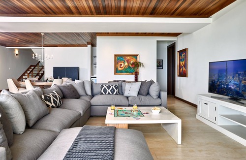 Newcastle Villa | Wine Down Mansion, Greenwich, Blue Mountains