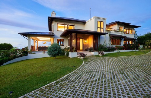 Newcastle Villa | Wine Down Mansion, Greenwich, Blue Mountains