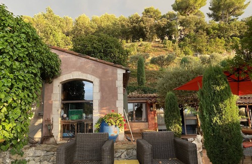 Le Beausset House | Wine property on a hill surrounded by vineyards and olive trees