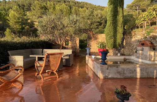 Le Beausset House | Wine property on a hill surrounded by vineyards and olive trees