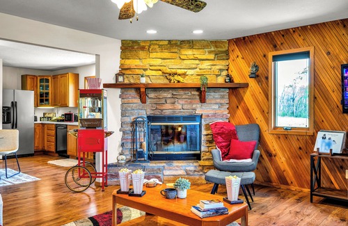 Adrian Cabin | Wine & Vinyl Vacation Home ~ Wine, Vinyl Records, Popcorn Machine, Private Deck