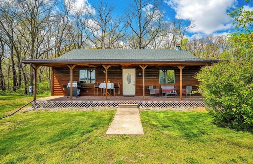Adrian Cabin | Wine & Vinyl Vacation Home ~ Wine, Vinyl Records, Popcorn Machine, Private Deck