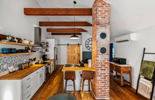 Balfour House | Wine & Wood-Wine Room Hot-Tub 5 Mins to Downtown