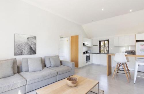 Stellenbosch Cabin | Winelands Golf Lodges 8