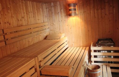 Sevry House | Winenne Home with Hot Tub