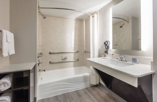 Dallas Hotel | Wingate by Wyndham Dallas Love Field