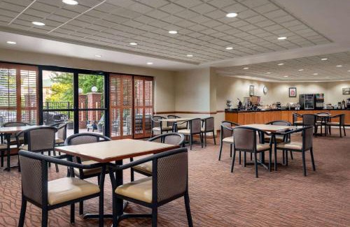 Jeffersontown Hotel | Wingate by Wyndham Louisville East