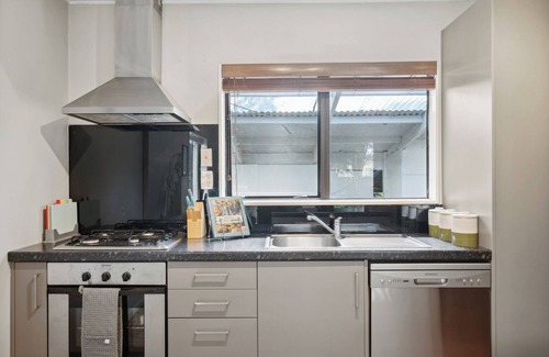Carterton House | Wingspan Cottage - Carterton Holiday Home