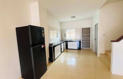 Ratsada Cottage | Winlee House is spacious, two-story with two bedrooms huge living room