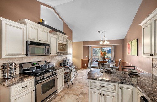 Winnebago House | Winnebago Spacious Home♥ Beautiful Kitchen LG Yard!