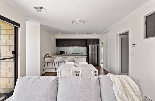 Mandurah House | Winter Family-Friendly Getaway | Sleeps 5 | Ping Pong | BBQ | Office Desk