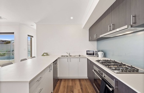 Mandurah House | Winter Family-Friendly Getaway | Sleeps 5 | Ping Pong | BBQ | Office Desk