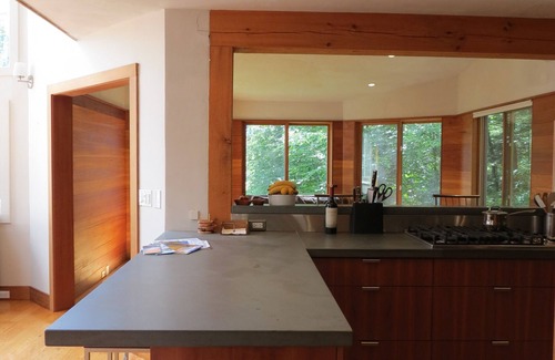 Londonderry House | Winter Getaway at the Octagon w/3 Fireplaces!