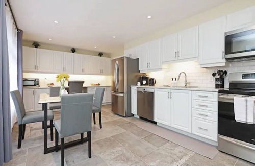 Cabbagetown South Apartment | Winter Price Reduction! Fully-Equipped Downtown Studio Apartment