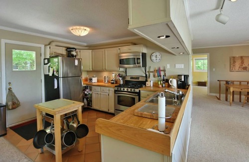 Mulmur House | Winter ski/summer tennis & 2 ponds on 30 wooded acres, 7 km S of Creemore.