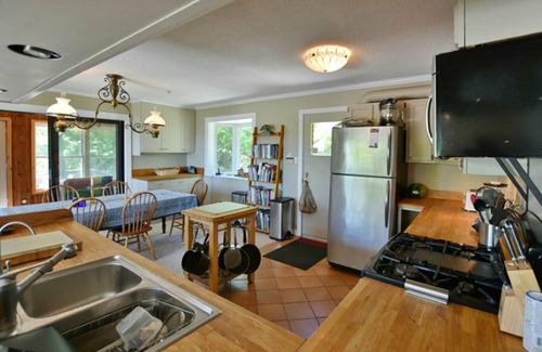 Mulmur House | Winter ski/summer tennis & 2 ponds on 30 wooded acres, 7 km S of Creemore.