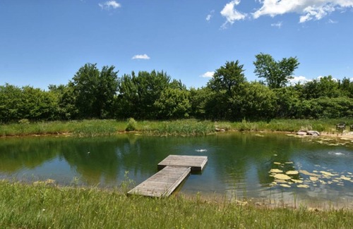 Mulmur House | Winter ski/summer tennis & 2 ponds on 30 wooded acres, 7 km S of Creemore.