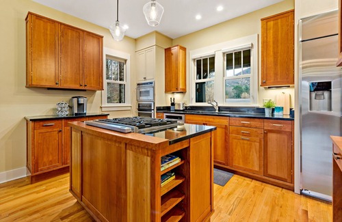Cheshire House | Winterberry Cottage | Treetop Balcony | Village of Cheshire | 5 Min to Downtown Black Mtn!