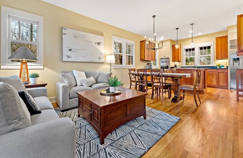 Cheshire House | Winterberry Cottage | Treetop Balcony | Village of Cheshire | 5 Min to Downtown Black Mtn!