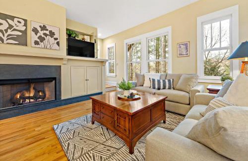 Cheshire House | Winterberry Cottage Treetop Balcony and 5 Min to Downtown Black Mtn!