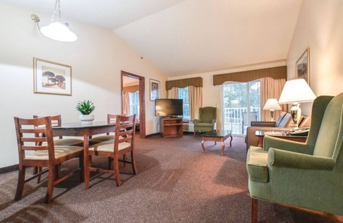 Pembine Apartment | Wisconsin Escape | Premier Suite | Golf Course