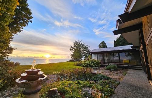 Racine Villa | Wisconsin Lake Escape