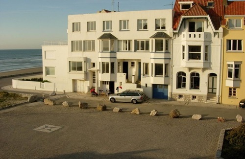 Wissant Apartment | WISSANT Apartment with sea view on a pretty Square 1900