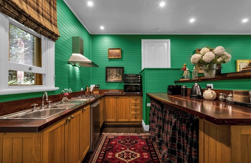 Mount Wilson Cabin | Wisteria Lodge | Mt Wilson | 24 Acres of Established Heritage Botanical Garden