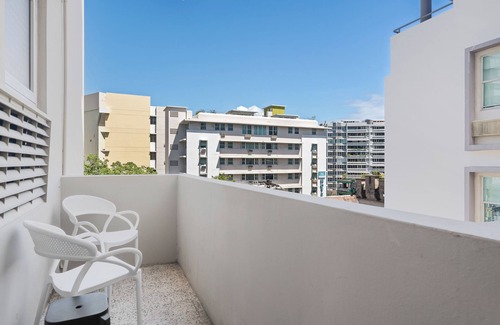 Miramar Apartment | With Balcony | King Bed | Free Parking | AC