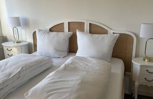 Bramfeld Apartment | With its special style in Shabby Chic, this lovingly furnished apartment will take you back in time. The apartment is equipped with a double bed, kitchenette, a comfortable couch and cupboards, as well as a beautiful bathroom with shower. A pretty...