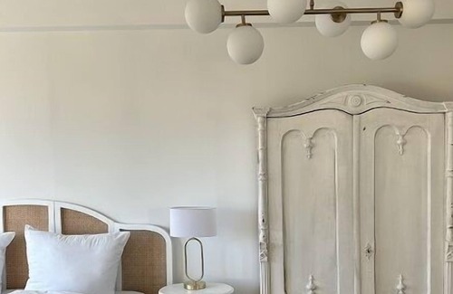 Bramfeld Apartment | With its special style in Shabby Chic, this lovingly furnished apartment will take you back in time. The apartment is equipped with a double bed, kitchenette, a comfortable couch and cupboards, as well as a beautiful bathroom with shower. A pretty...