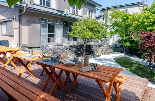 Yawatano House | With natural hot spring A modern villa where you/Ito Shizuoka