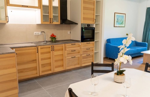 Strobl Apartment | Wohnung Garten 2 Seeblick by Interhome
