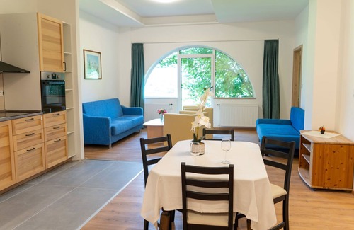Strobl Apartment | Wohnung Garten 2 Seeblick by Interhome