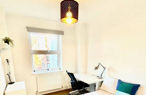 Wokingham Apartment | Wokingham Stylish and Spacious 3 Bedroom Townhouse 35