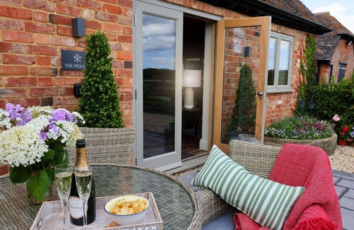 Quedgeley House | Wonderful villa for 2 guests with WIFI, terrace and pets allowed