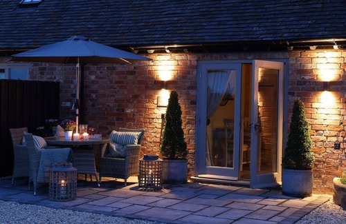 Quedgeley House | Wonderful villa for 2 guests with WIFI, terrace and pets allowed