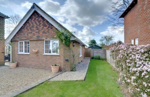 Mersham Cottage | Wonderful 1 bedroom cottage near Port Lympne Wild Animal Park and Canterbury