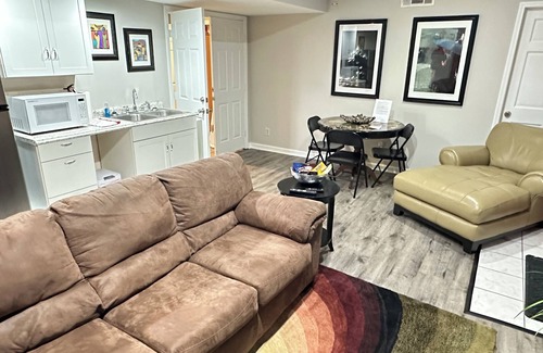 Fayetteville House | Wonderful Artistic Retreat, close to everything.