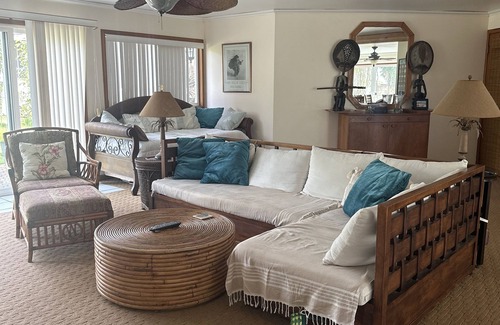 Waimanalo House | Wonderful executive home steps from a gorgeous beach