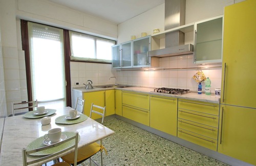 Ronchi Apartment | Wonderful flat for 6 People at 120m from the Sea in Tuscany, near Forte dei Marmi, parking, Wifi.