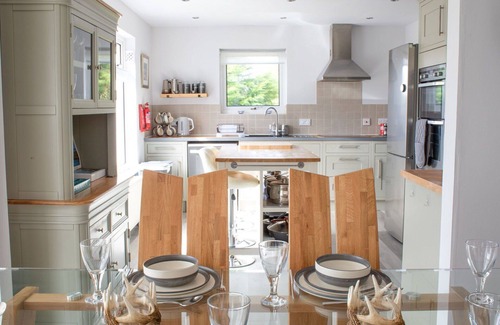 Dunvegan House | Wonderful private villa for 6 people with WIFI, TV and patio