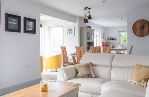 Dunvegan House | Wonderful private villa for 6 people with WIFI, TV and patio