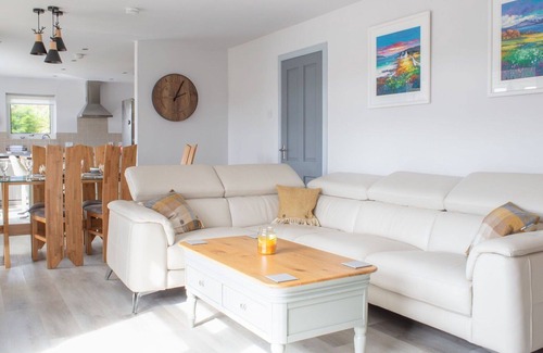 Dunvegan House | Wonderful private villa for 6 people with WIFI, TV and patio