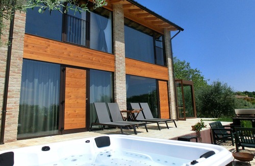 Venegazzu Villa | Wonderful private villa with hot tub, sauna, private pool, A/C, WIFI, TV, pets allowed and parking