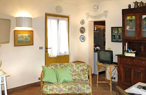 Belveglio House | Wonderful private villa for 3 guests with TV, patio, pets allowed and parking