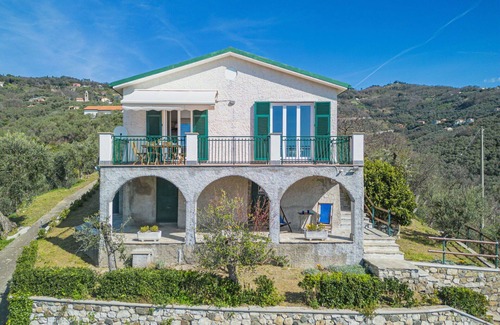 Moneglia House | Wonderful private villa for 6 people with WIFI, A/C, TV, patio, pets allowed and parking
