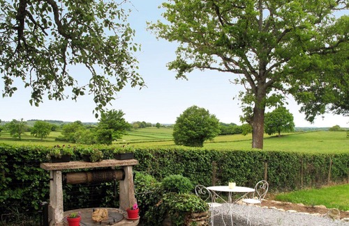 Ternant House | Wonderful private villa for 6 people with WIFI, private pool, TV, patio, pets allowed and parking